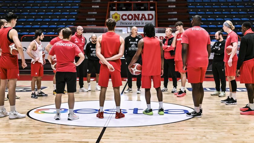 zare markovski con la squadra in campo