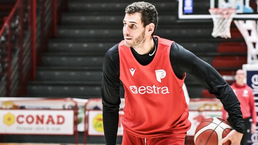 marco ceron in allenamento col pistoia basket