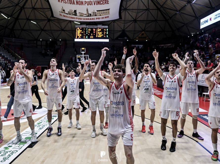 Esultanza Pistoia Basket contro Roseto