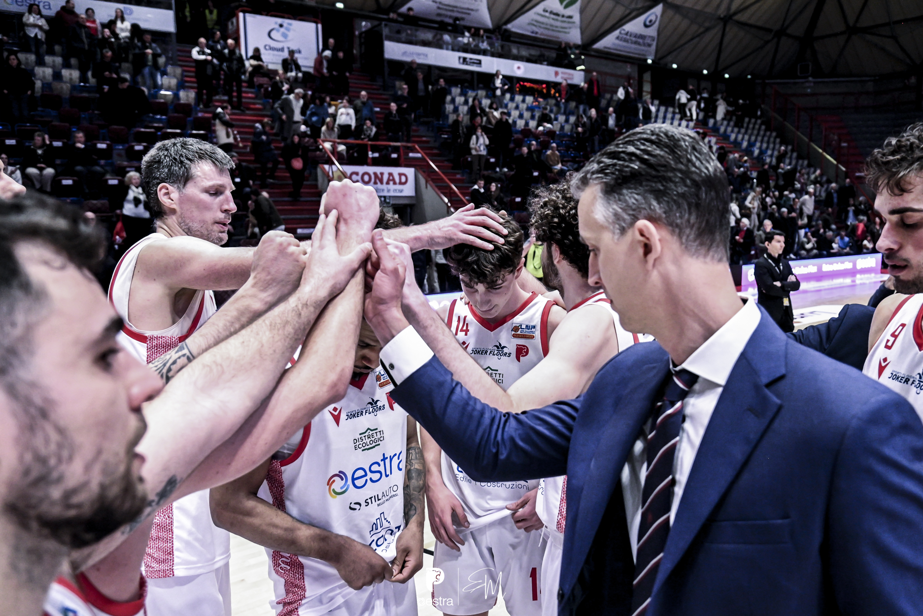 squadra a metà campo Pistoia Torino